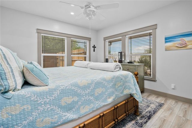 202 S 7th St, Rockport, TX 78382