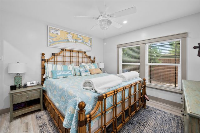 202 S 7th St, Rockport, TX 78382