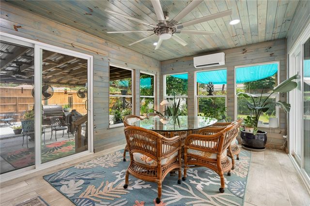 202 S 7th St, Rockport, TX 78382