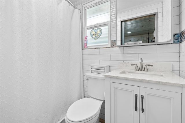 202 S 7th St, Rockport, TX 78382