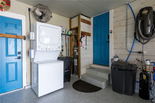 202 S 7th St, Rockport, TX 78382