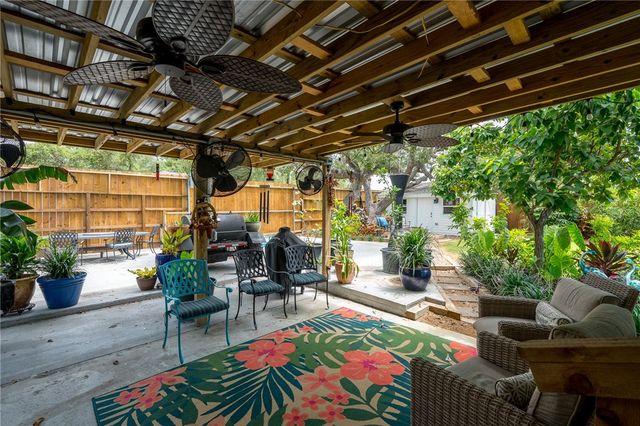 202 S 7th St, Rockport, TX 78382