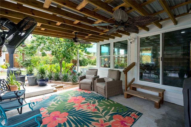 202 S 7th St, Rockport, TX 78382