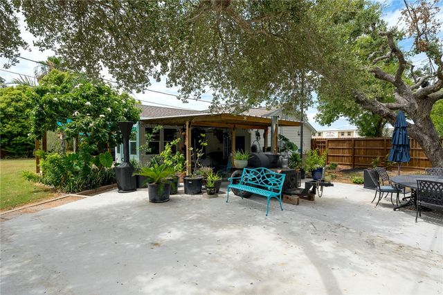 202 S 7th St, Rockport, TX 78382