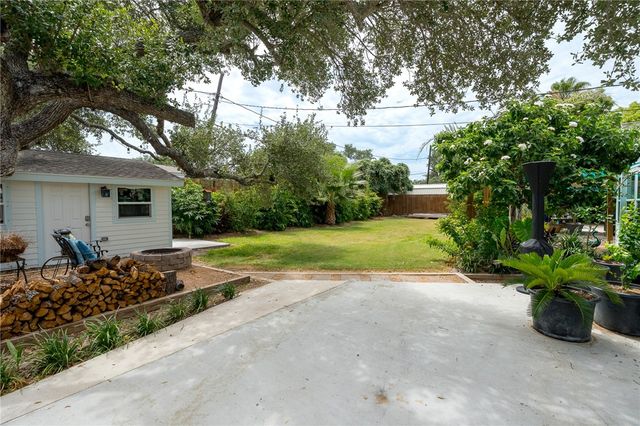 202 S 7th St, Rockport, TX 78382
