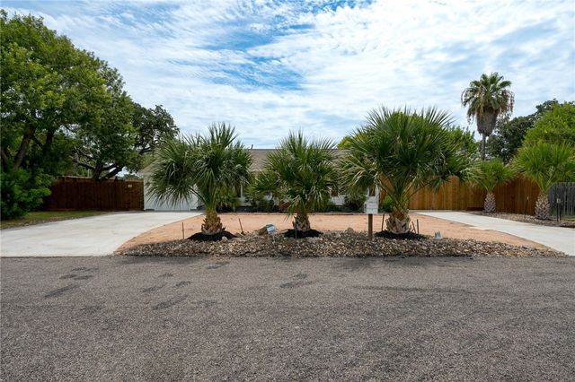 202 S 7th St, Rockport, TX 78382