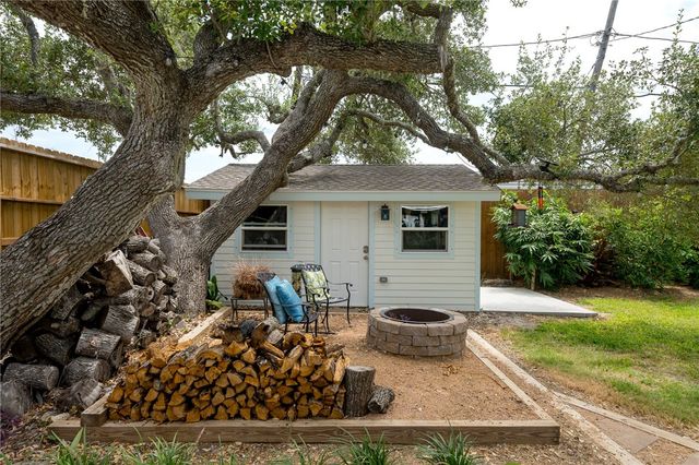 202 S 7th St, Rockport, TX 78382