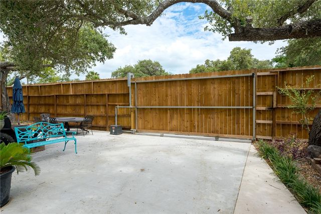 202 S 7th St, Rockport, TX 78382