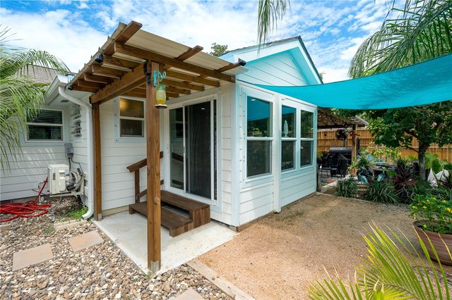 202 S 7th St, Rockport, TX 78382