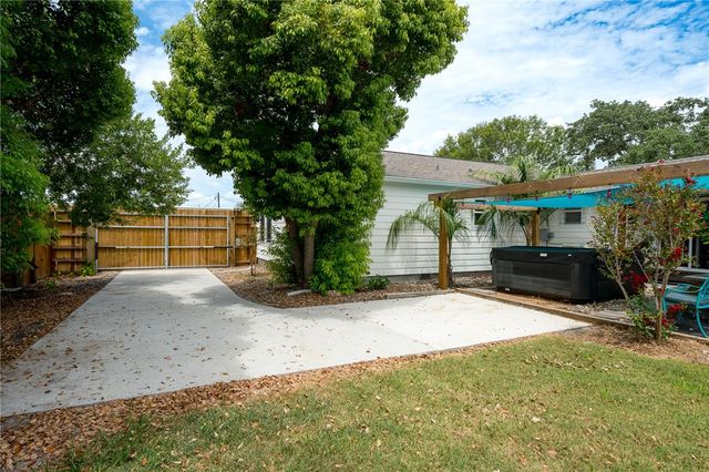 202 S 7th St, Rockport, TX 78382