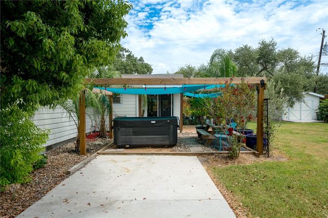 202 S 7th St, Rockport, TX 78382