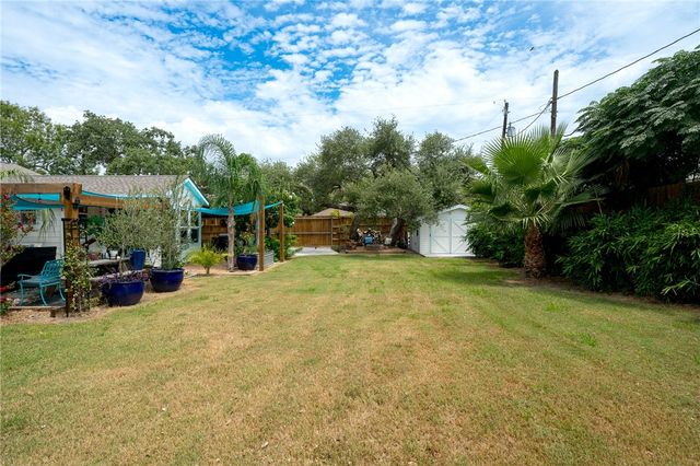 202 S 7th St, Rockport, TX 78382