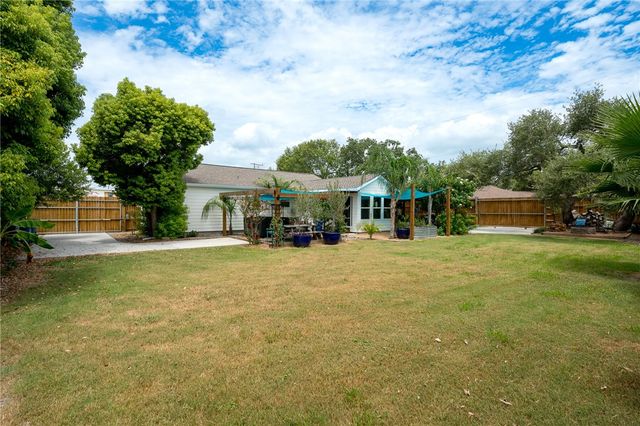 202 S 7th St, Rockport, TX 78382