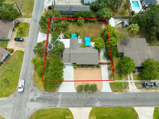 202 S 7th St, Rockport, TX 78382