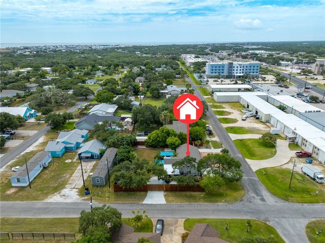 202 S 7th St, Rockport, TX 78382