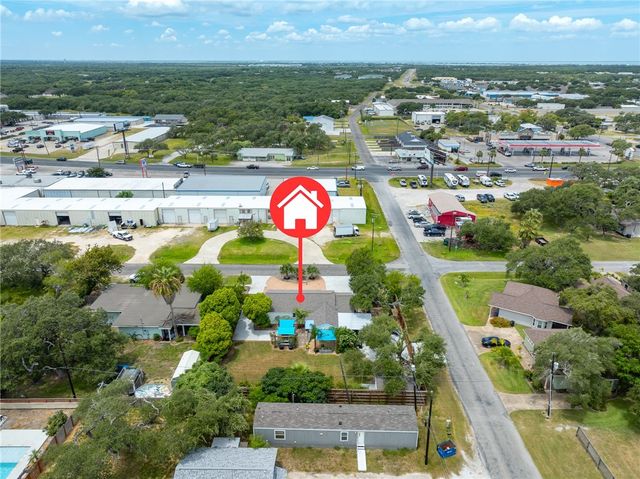 202 S 7th St, Rockport, TX 78382