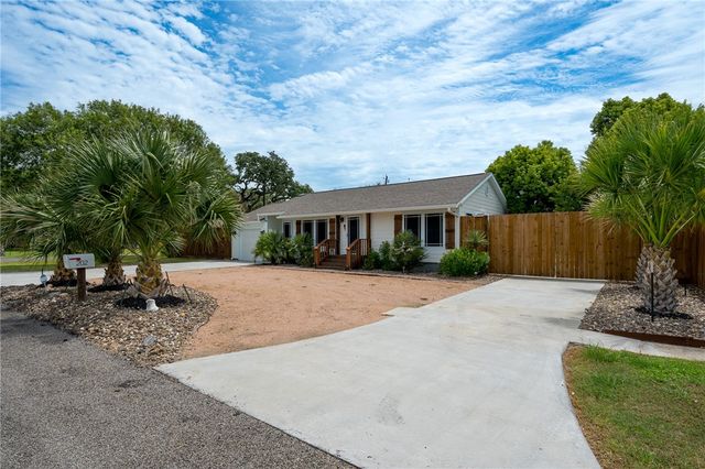 202 S 7th St, Rockport, TX 78382