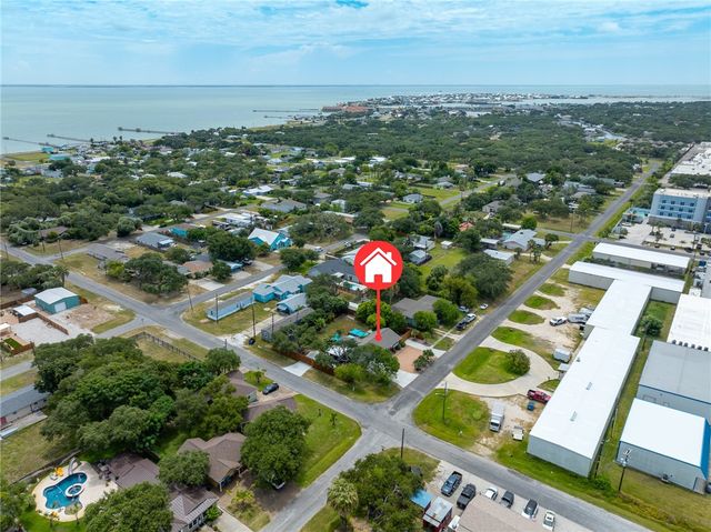 202 S 7th St, Rockport, TX 78382