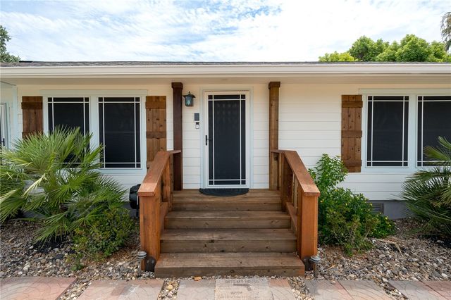 202 S 7th St, Rockport, TX 78382