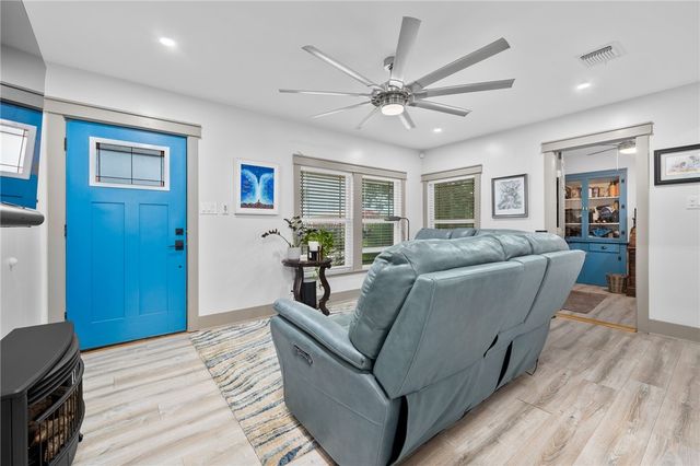 202 S 7th St, Rockport, TX 78382