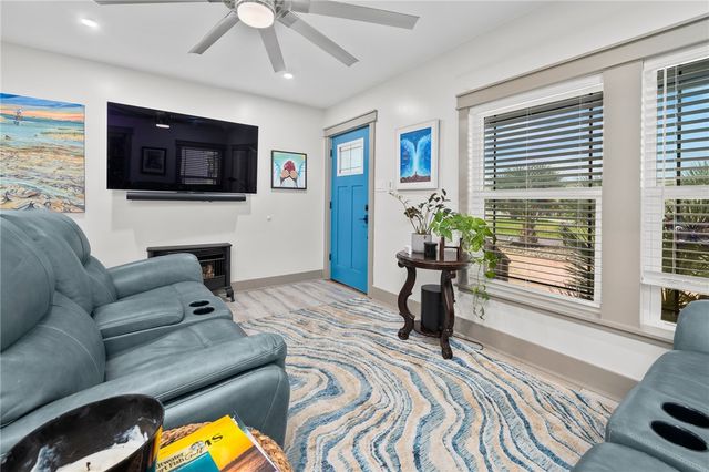 202 S 7th St, Rockport, TX 78382