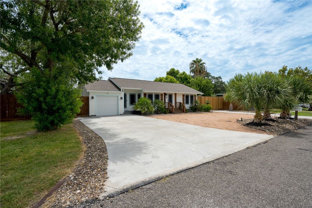 202 S 7th St, Rockport, TX 78382