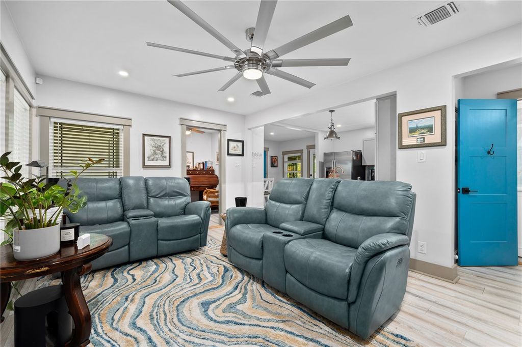 202 S 7th St, Rockport, TX 78382 — photo 2