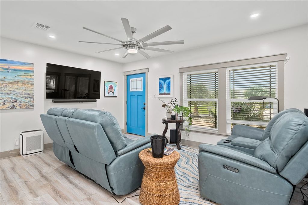 202 S 7th St, Rockport, TX 78382 — photo 4