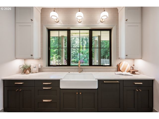 964 Country Commons Ln, Lake Oswego, OR 97034