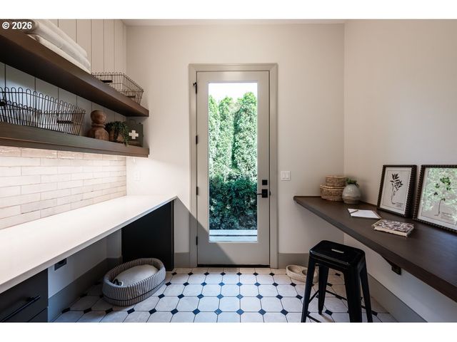 964 Country Commons Ln, Lake Oswego, OR 97034