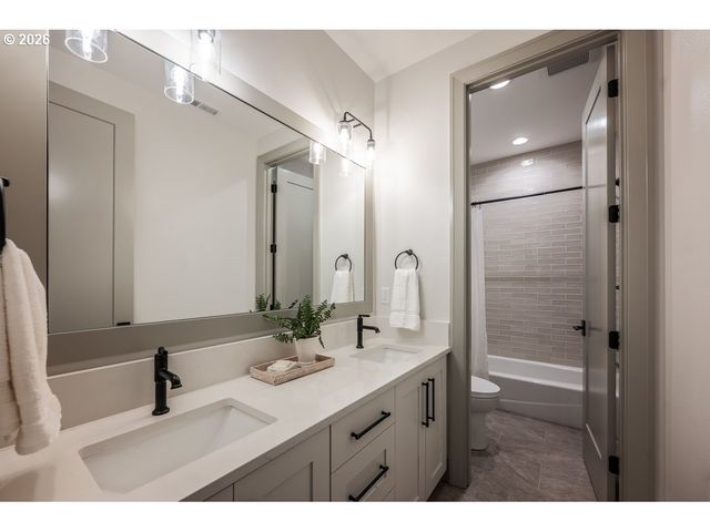 964 Country Commons Ln, Lake Oswego, OR 97034
