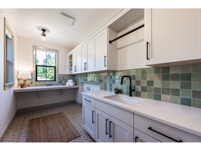 964 Country Commons Ln, Lake Oswego, OR 97034