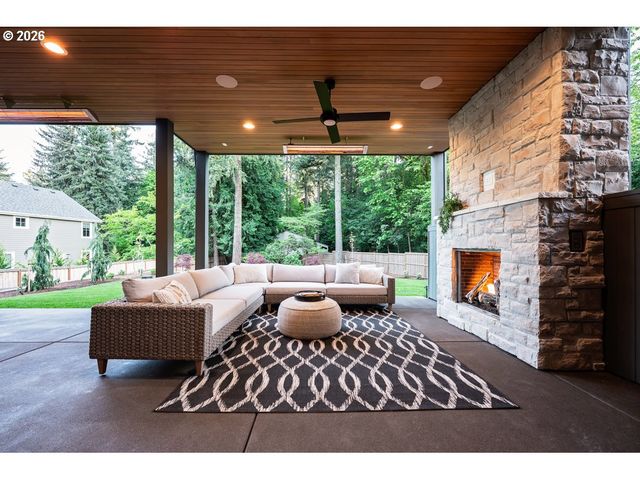 964 Country Commons Ln, Lake Oswego, OR 97034