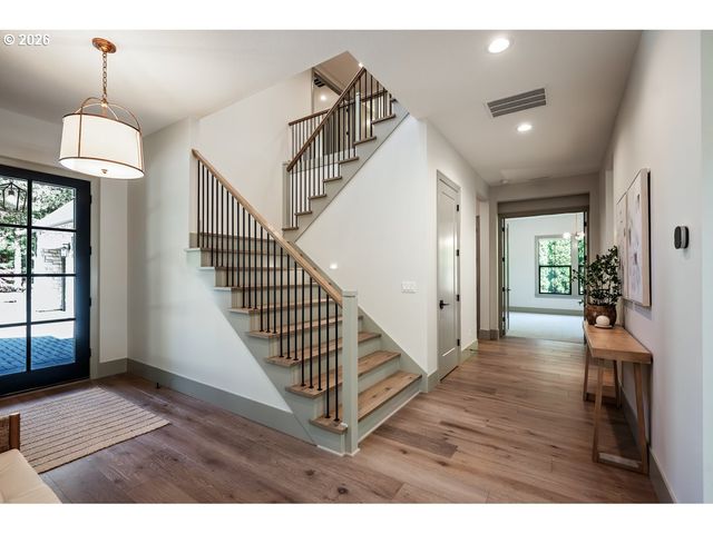 964 Country Commons Ln, Lake Oswego, OR 97034