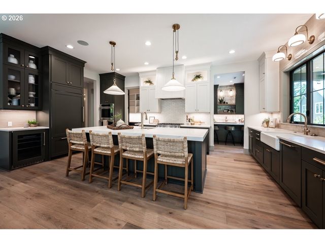 964 Country Commons Ln, Lake Oswego, OR 97034