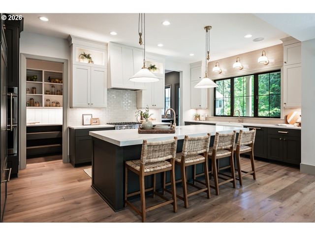 964 Country Commons Ln, Lake Oswego, OR 97034