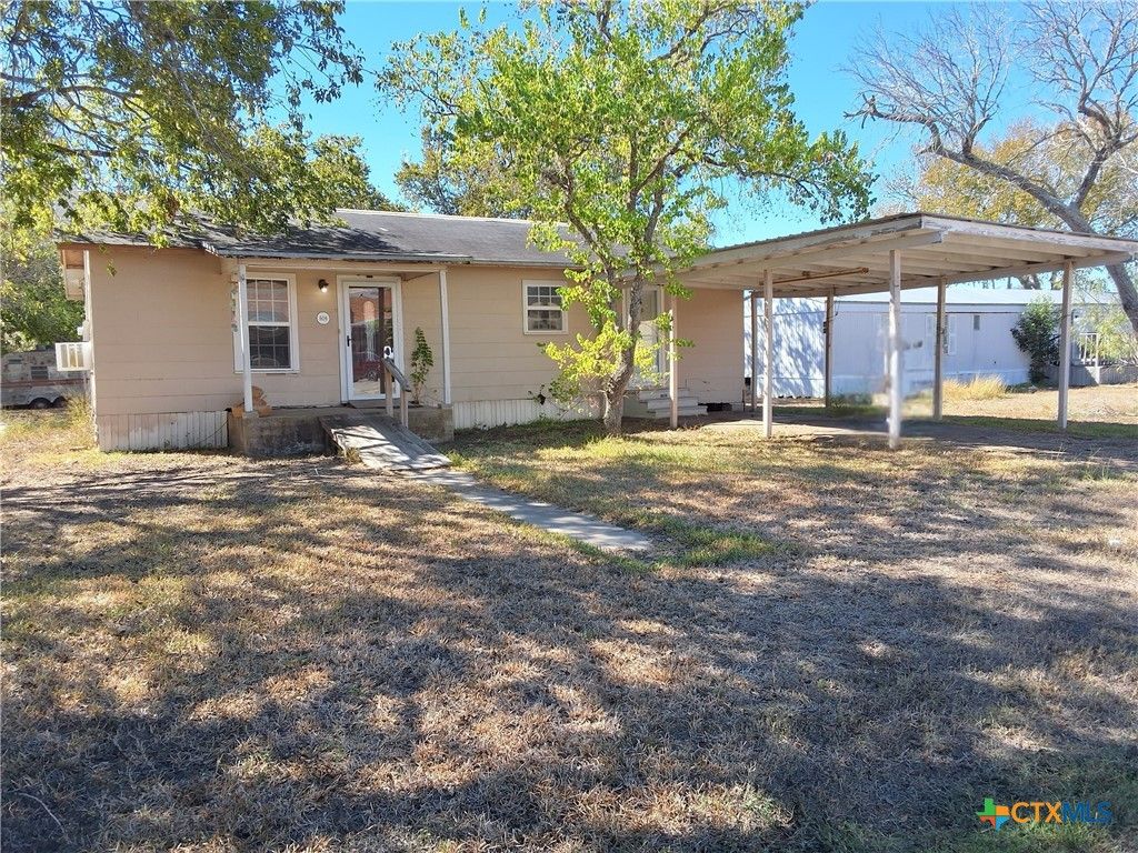 609 E Sarah Street, Cuero, TX 77954