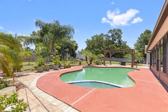 8904 W FLORA STREET, Tampa, FL 33615
