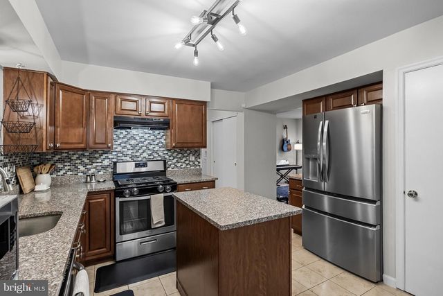 5 HAMPTON CT, Mount Laurel, NJ 08054