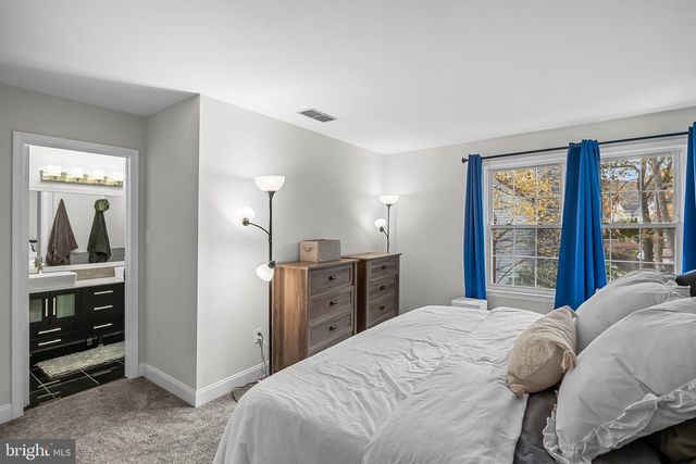 5 HAMPTON CT, Mount Laurel, NJ 08054