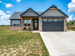 141 Merion Ln, La Vernia, TX 78121