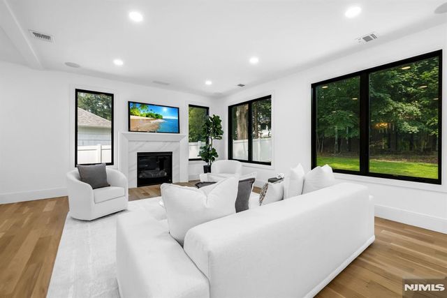 452 Oregon Street, Paramus, NJ 07652