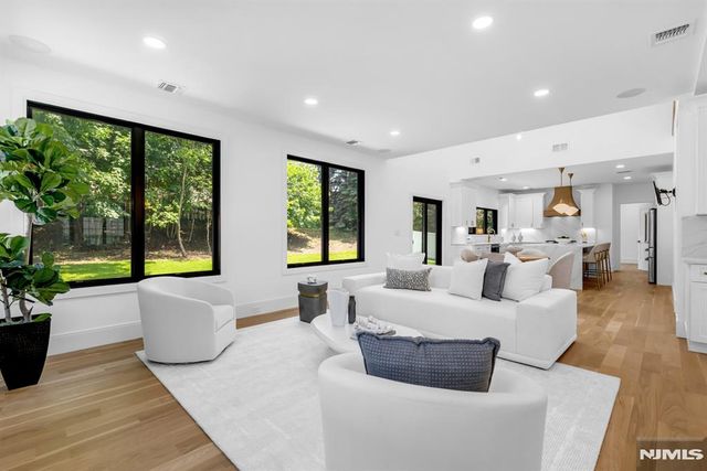 452 Oregon Street, Paramus, NJ 07652