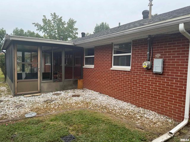 800 DOGWOOD Lane, Marion, IL 62959