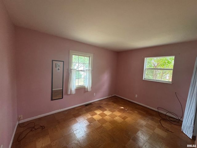 800 DOGWOOD Lane, Marion, IL 62959