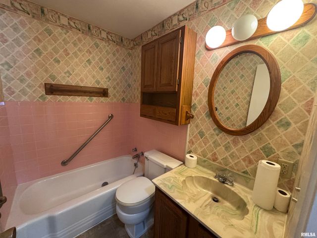 800 DOGWOOD Lane, Marion, IL 62959