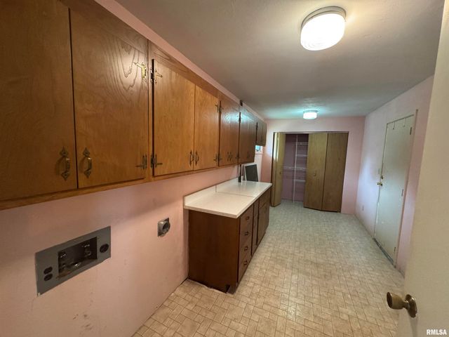 800 DOGWOOD Lane, Marion, IL 62959