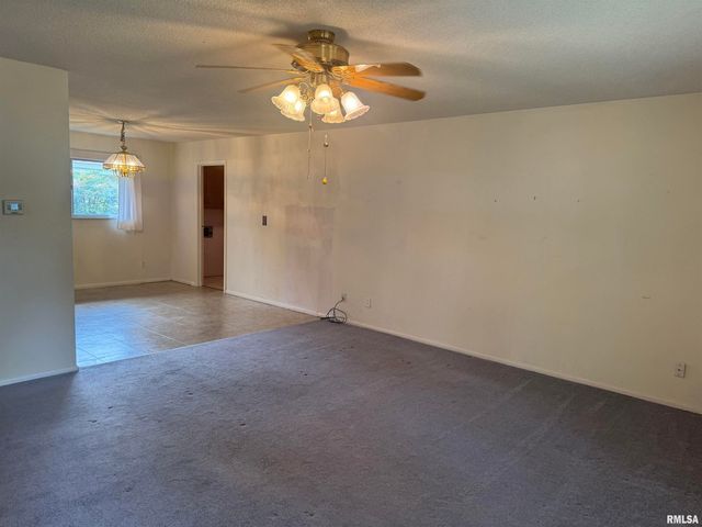 800 DOGWOOD Lane, Marion, IL 62959