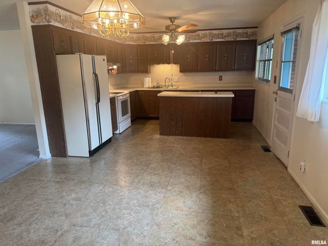 800 DOGWOOD Lane, Marion, IL 62959