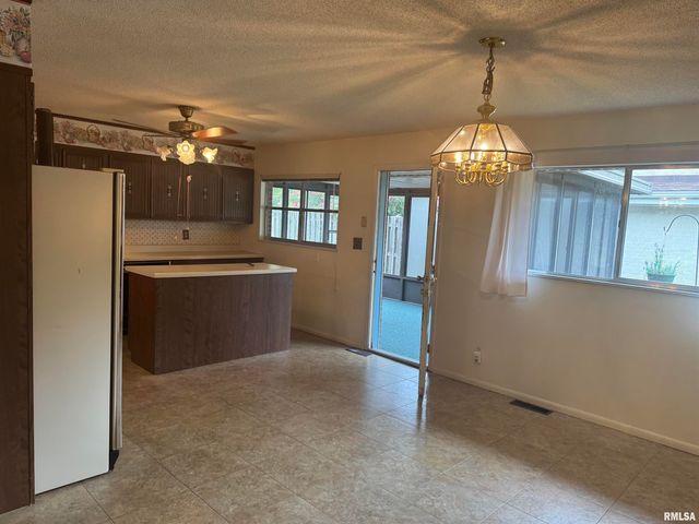 800 DOGWOOD Lane, Marion, IL 62959